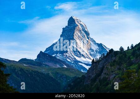 Matterhorn montagne de l'Alpes, situé entre la Suisse et l'Italie au coucher du soleil Banque D'Images