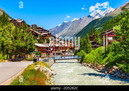 Maisons traditionnelles locales près de la question de la rivière Vispa dans le centre ville de Zermatt dans le canton du Valais Suisse Banque D'Images