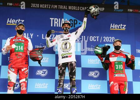 Pau Martinez, champion du World Trial 125, avec Leo Guiraud (2) et Ben Dignan (3) lors de la cérémonie de remise du titre mondial au circuit moto Club Lazzate Banque D'Images