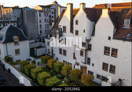 Leith, Édimbourg, Écosse, Royaume-Uni, 12 octobre 2020. Météo au Royaume-Uni : coucher du soleil sur Lamb's House, une ancienne maison de marchands hanséatique classée 16e siècle, l'un des plus anciens bâtiments de Leith, restaurée par l'architecte Nicholas Groves Raines avec des arbres topiaires d'automne dans le jardin au coucher du soleil et des pignons à pas de corbeau Banque D'Images