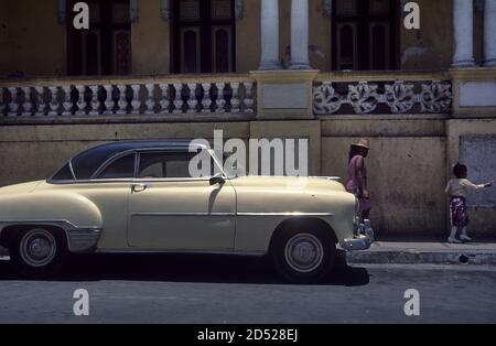 Chevrolet Styline 1952 Deluxe Bel Air dans la Calle Heredia, Santiago de Cuba Banque D'Images