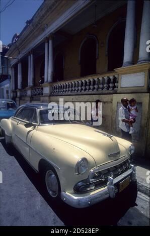 Chevrolet Styline 1952 Deluxe Bel Air dans la Calle Heredia, Santiago de Cuba Banque D'Images