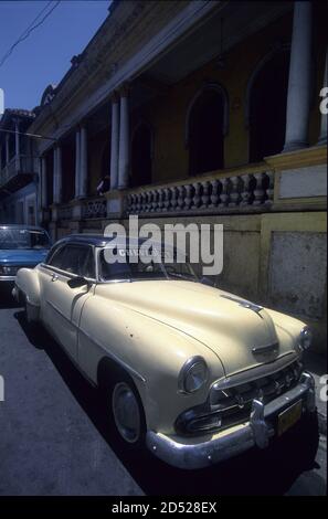 Chevrolet Styline 1952 Deluxe Bel Air dans la Calle Heredia, Santiago de Cuba Banque D'Images