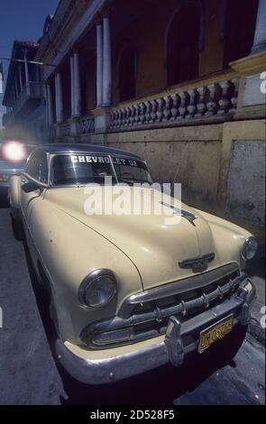 Chevrolet Styline 1952 Deluxe Bel Air dans la Calle Heredia, Santiago de Cuba Banque D'Images