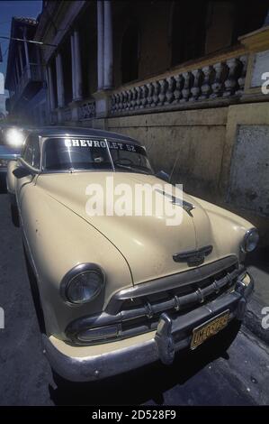 Chevrolet Styline 1952 Deluxe Bel Air dans la Calle Heredia, Santiago de Cuba Banque D'Images