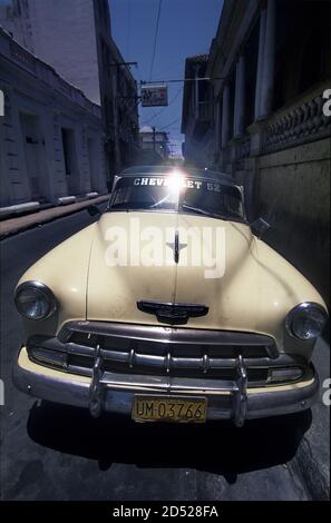 Chevrolet Styline 1952 Deluxe Bel Air dans la Calle Heredia, Santiago de Cuba Banque D'Images