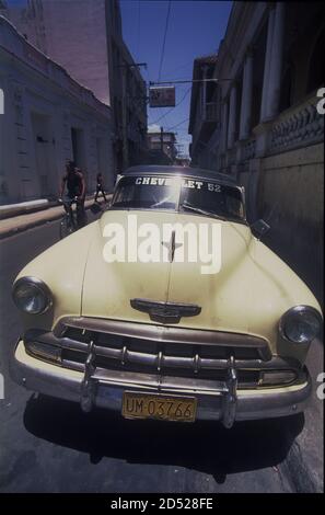 Chevrolet Styline 1952 Deluxe Bel Air dans la Calle Heredia, Santiago de Cuba Banque D'Images