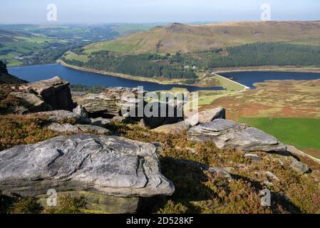 Vue depuis Dean Rocks du réservoir de Dove Stone, Greenfield, Greater Manchester, Angleterre. Banque D'Images