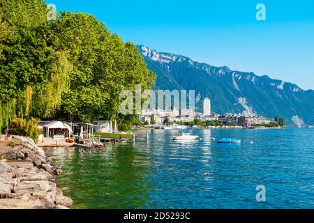 Port de Montreux avec yachts et bateaux vue panoramique. Montreux est une ville sur le Lac Léman au pied des Alpes en Suisse. Banque D'Images
