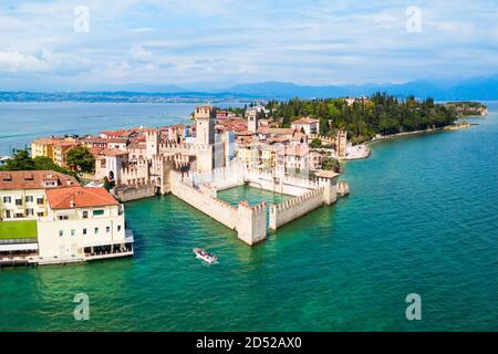 Château Scaligero vue panoramique aérienne. Château Scaligero est une forteresse dans le centre historique de Sirmione ville au Lac de Garde en Italie Banque D'Images