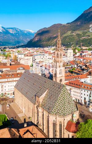 La Cathédrale ou Duomo di Bolzano Bolzano aerial vue panoramique, situé dans la ville de Bolzano, dans le Tyrol du Sud, Italie Banque D'Images