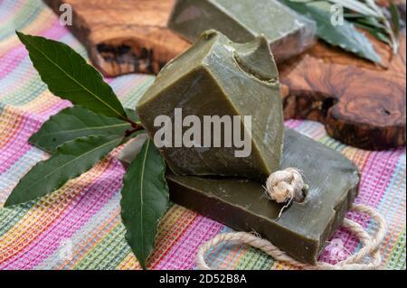 Blocs verts de savon de feuilles de Laurier bio végétal fait main de Provence, France Banque D'Images