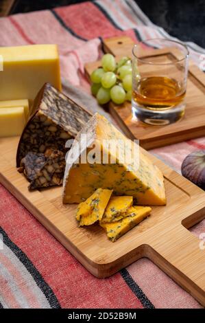 Fromages britanniques et irlandais, assiette de dégustation avec shropshire bleu, fromage de portier brun et cheddar fumé Banque D'Images