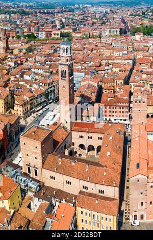 Torre dei Lamberti aerial vue panoramique. La tour Torre Lamberti est dans la place Piazza delle Erbe de Vérone, Vénétie en Italie. Banque D'Images