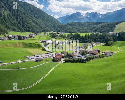 Vue aérienne sur le village de Niederthai, Tyrol, Autriche Banque D'Images