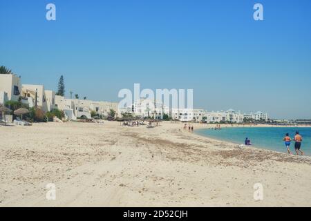 Plage sale avec algues lavées - Tunisie, Sousse, El Kantaoui 06 19 2019 Banque D'Images