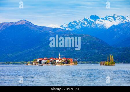 Isola dei Pescatori près de la ville de Stresa vue panoramique. L'île Isola dei Pescatori ou Fishermens est située dans le lac majeur, dans le nord de l'Italie Banque D'Images