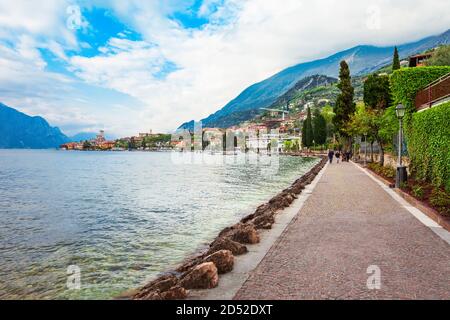 La vieille ville de Malcesine sur la rive du lac de garde dans la province de Vérone, Italie Banque D'Images