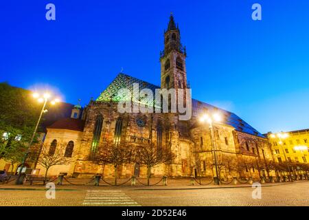 La Cathédrale ou Duomo di Bolzano Bolzano est situé dans la ville de Bolzano, dans le Tyrol du Sud, Italie Banque D'Images