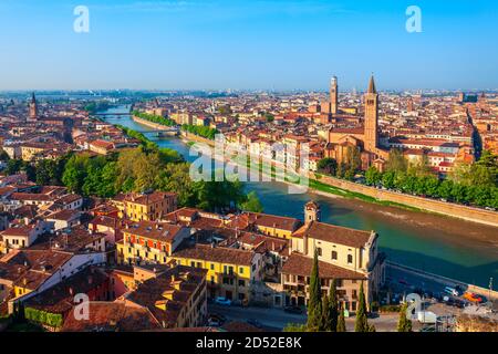 Vue panoramique aérienne de Vérone. Vérone est une ville sur la rivière Adige en Vénétie en Italie. Banque D'Images