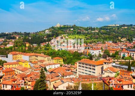 Vue panoramique aérienne de Vérone. Vérone est une ville sur la rivière Adige en Vénétie en Italie. Banque D'Images