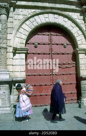 Les portes de la basilique de San Francisco dans la ville de la Paz, en Bolivie, qui est une église catholique sous l'advocation de Saint François d'Assise. C'est un point central du centre-ville, en face de la place qui porte son nom, Plaza San Francisco. Il a été construit entre 1743 et 1790 dans le style baroque andin. Sa tour a été construite à la fin du XIXe siècle. Banque D'Images