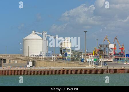 Quai le long d'un quai avec silo et grues dans le port de Calais, France, France Banque D'Images