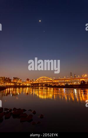 Vue au crépuscule sur le magnifique pont First MacArthur à Taipei, Taïwan Banque D'Images