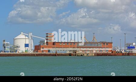 Quai le long d'un quai avec silo et grues dans le port de Calais, France, France Banque D'Images