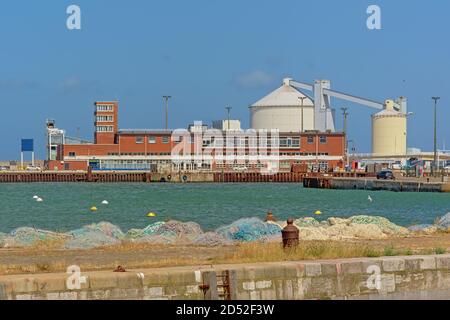 Quai le long d'un quai avec silo et grues dans le port de Calais, France, France Banque D'Images