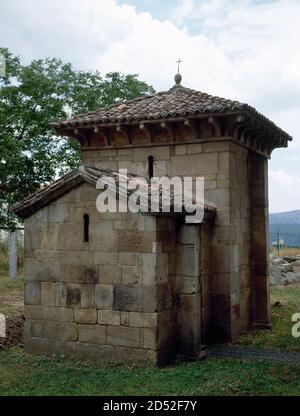 Espagne, Galice, province d'Ourense, Celanova. Chapelle de San Miguel de Celanova. Fondée par Froila et construite en 940, dans les jardins du monastère de Celanova (monastère de San Salvador). Architecture mozarabe. Il est également appelé Chapelle de Saint Rudesind (San Rosendo). Il est dédié à Saint Michael. Vue de l'arrière externe de l'oratoire, avec une seule abside plate. Banque D'Images