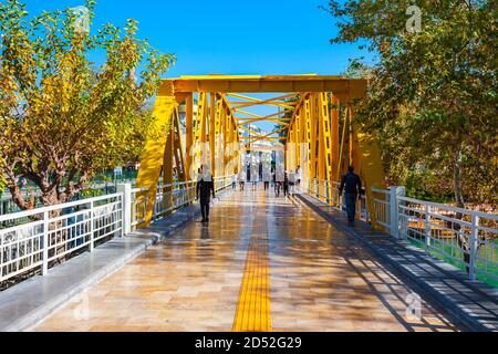 Manavgat, TURQUIE - 08 NOVEMBRE 2019: Pont à travers la rivière Manavgat dans le centre-ville de Manavgat dans la région d'Antalya en Turquie Banque D'Images