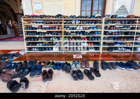 Manavgat, TURQUIE - 08 NOVEMBRE 2019 : beaucoup de chaussures à l'entrée de la mosquée de la Mosquée centrale Banque D'Images