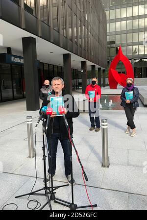 Les gens avant le profit TD Richard Boyd Barrett parle au lancement de la partie???s alternative Budget 2021 au ministère de la Santé à Dublin. Banque D'Images