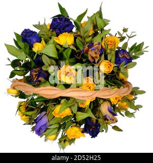 Bouquet de roses flétrissent sur un fond blanc isolé. Vue de dessus des fleurs sèches jaunes et bleues dans un panier en osier. Magnifique Rza sauvage dans la crea Banque D'Images