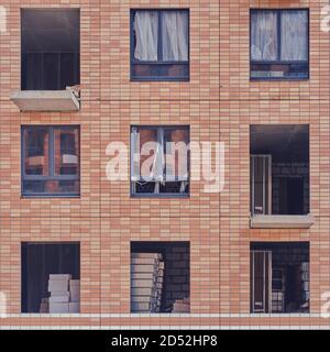 Façade avec fenêtres d'un bâtiment inachevé, maison de fermeture Banque D'Images