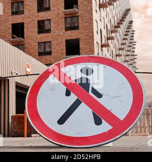 Le panneau de passage est fermé à un bâtiment en cours de construction Banque D'Images