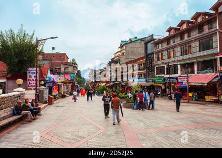 Manali, INDE - 27 SEPTEMBRE 2019: Le centre commercial est une rue piétonne principale dans la ville de Manali, Himachal Pradesh état de l'Inde Banque D'Images