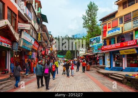 Manali, INDE - 27 SEPTEMBRE 2019: Le centre commercial est une rue piétonne principale dans la ville de Manali, Himachal Pradesh état de l'Inde Banque D'Images