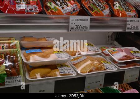 Tokyo, Japon-2/24/16: À l'intérieur d'un magasin d'alimentation japonais, exposition d'aliments frais réfrigérés. Les forfaits comprennent des jambons, des hash browns, des nouilles et des chiens de maïs. Banque D'Images