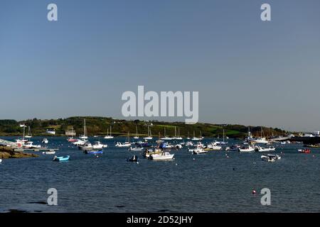 Bateaux de plaisance,embarcation de plaisance,bateaux de pêche,bateaux, port de baltimore,mer calme,ciel bleu, ciel,liège ouest,Irlande,RM Irlande Banque D'Images