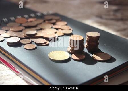 Piles de pièces assorties. Concept monétaire, les fluctuations de la monnaie ou du profit d'entreprise augmentent et diminuent le concept Banque D'Images