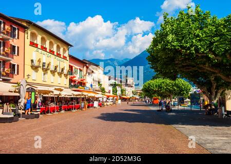 ASCONA, SUISSE - 10 juillet 2019 : café de la rue et maisons colorées à Ascona, situé près de la ville de Locarno sur le Lac Majeur en Suisse Banque D'Images