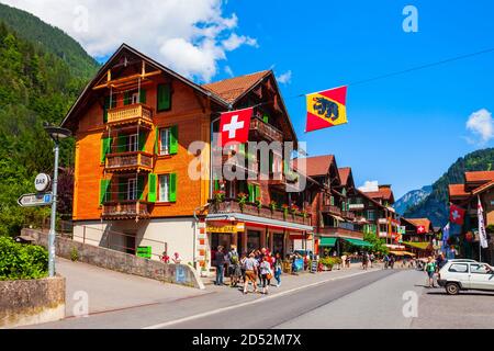 Grindelwald, Suisse - le 14 juillet 2019 : des maisons de village de Lauterbrunnen dans le district d'Interlaken dans le canton de Berne, Suisse Banque D'Images