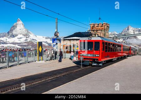 ZERMATT, SUISSE - Le 16 juillet 2019 : Train près de Le Gornergrat Bahn Railway, un chemin de fer à crémaillère de montagne près de la ville de Zermatt dans le canton du Valais de Switze Banque D'Images