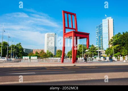 Genève, SUISSE - Le 20 juillet 2019 : Rupture de la chaise ou chaise Cassee est une sculpture en bois par l'artiste suisse Daniel Berset et Louis Geneve à Genève Banque D'Images