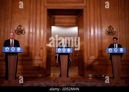 (De gauche à droite) Professeur Chris Whitty, Premier ministre Boris Johnson et Chancelier de l'Échiquier Rishi Sunak lors d'un briefing médiatique à Downing Street, Londres, sur le coronavirus (COVID-19). Banque D'Images