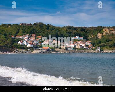 Par une journée ensoleillée à la fin de l'été, la destination touristique populaire de Runswick Bay, sur la côte nord du Yorkshire, en Angleterre, au Royaume-Uni Banque D'Images