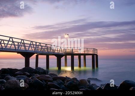 Lever de soleil sur la plage au-dessus de la passerelle, couleurs de lever de soleil, solitaire Banque D'Images