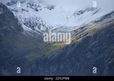Vue sur Kandersteg et First, sur le chemin de Oeschinensee, une vue fantastique avec un sentiment de liberté dans les alpes suisses dans le canton de Berne Banque D'Images